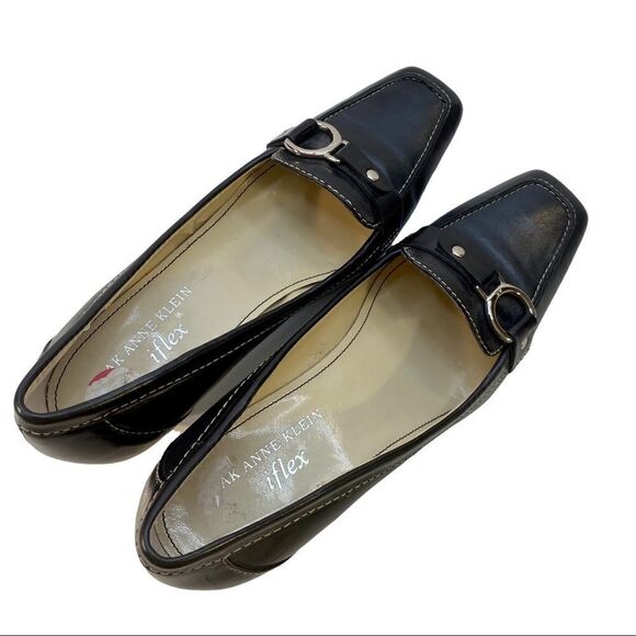 AK iflex black low heel pumps w/ silver accents in ladies size 6M - Picture 2 of 5